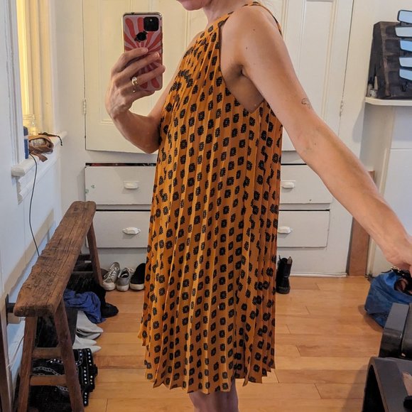 THML - Orange and Green Paisley Pleated Sleeveless Dress - Picture 4 of 9